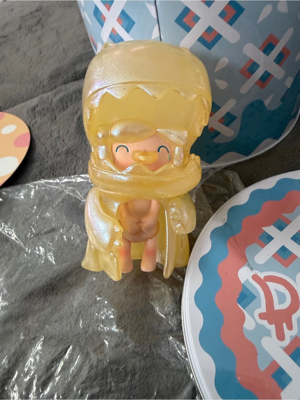 Umasou Diaper! Decorative Tin with Yellow/ Gold iridescent Umasou inside. - Picture 3 of 6